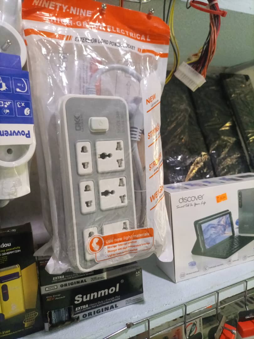 Multiprise Ninety Nine 6 prises, vue de profil montrant le câble et le design compact