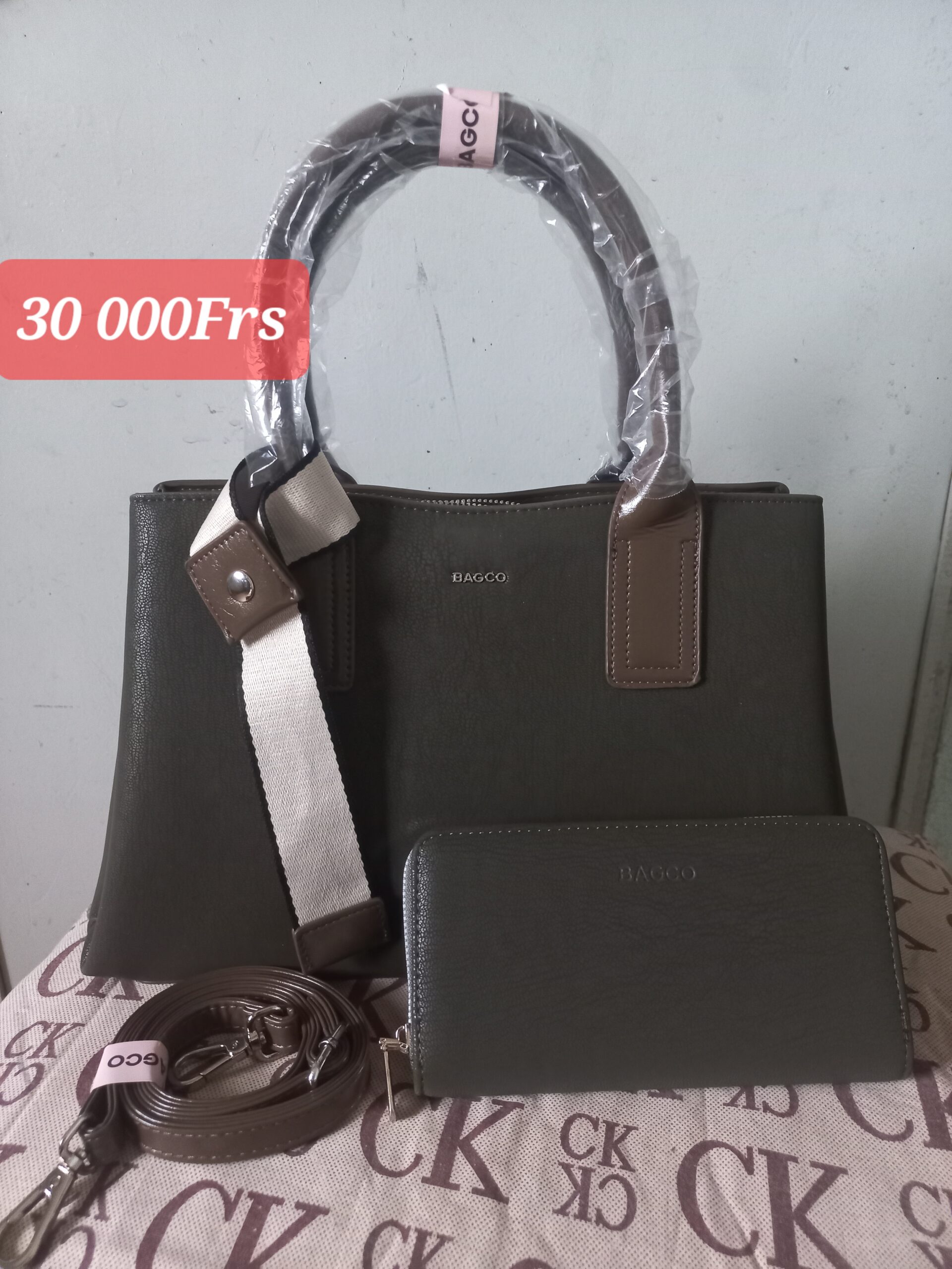 Sac à main premium ouvert, montrant l'organisation interne des poches