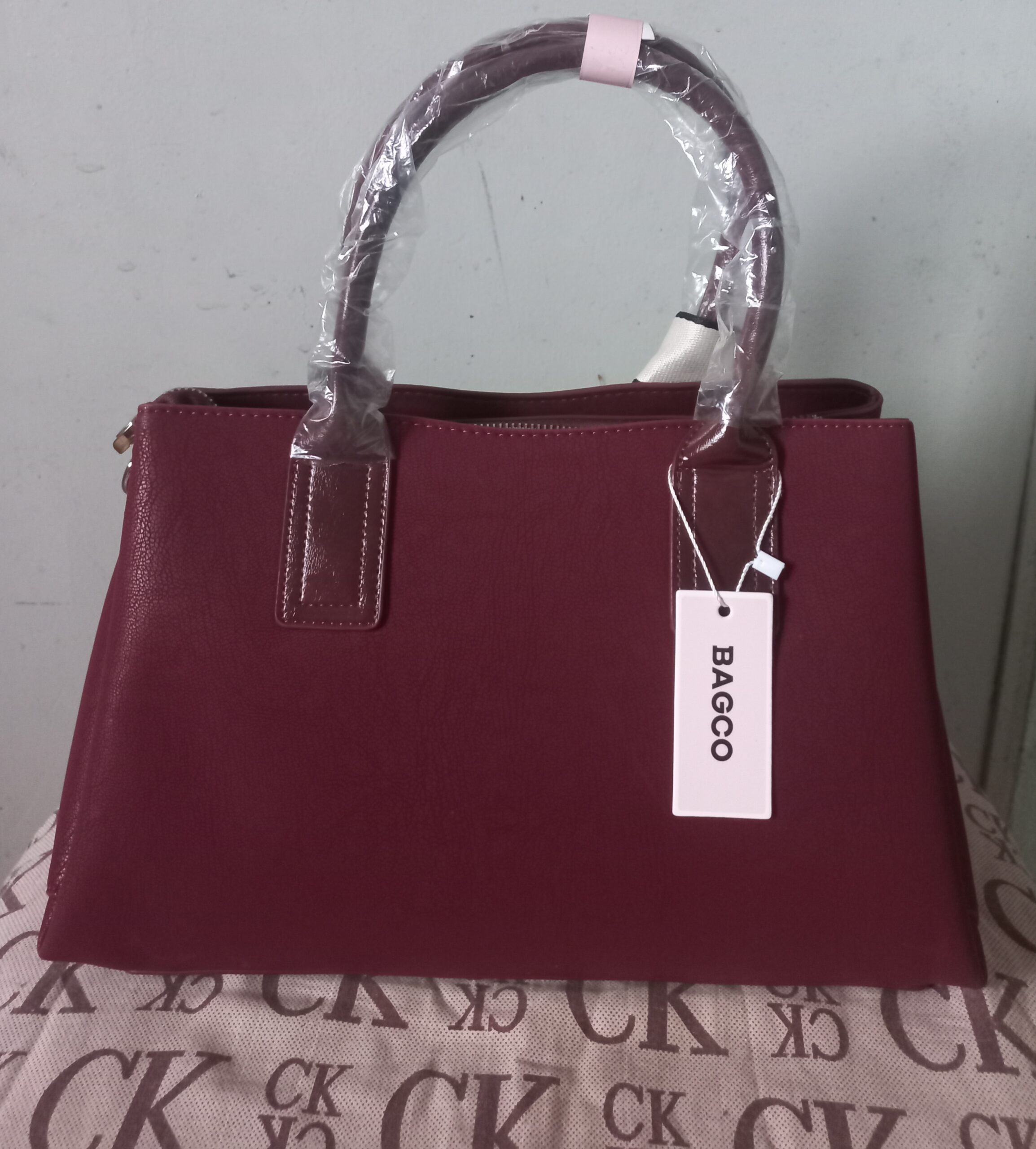 Le sac à main femme porté à l'épaule, dans un contexte d'utilisation réelle