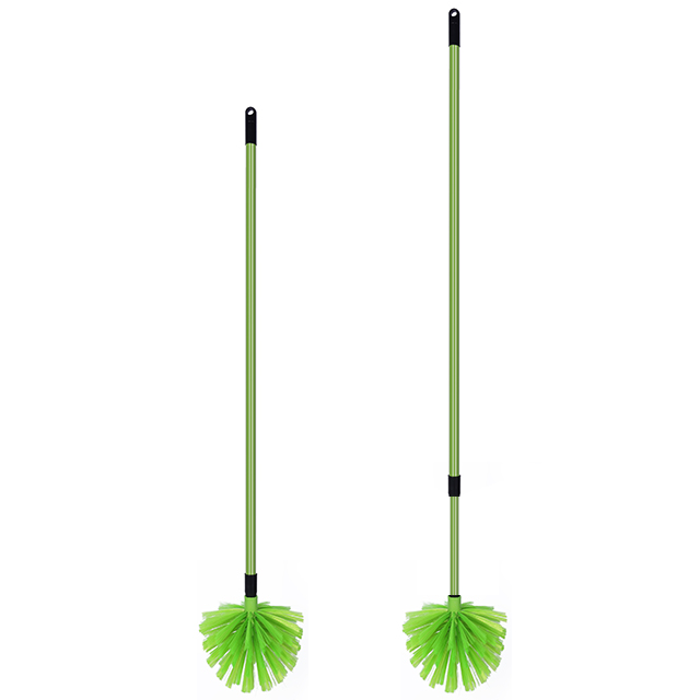 Balai télescopique utilisé pour nettoyer un angle de mur et de plafond, montrant sa flexibilité