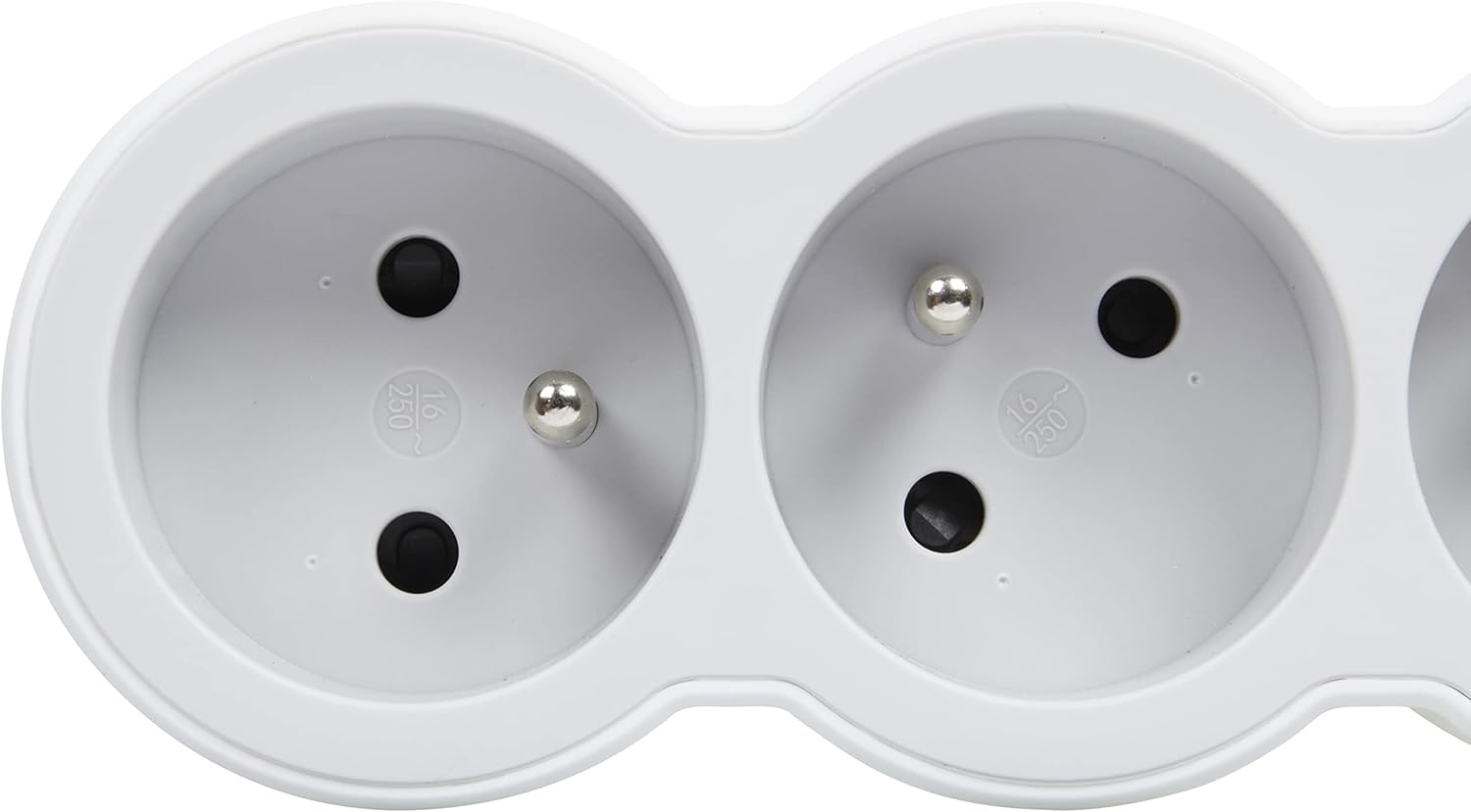 Rallonge multiprise allumée avec son voyant LED visible, posée à côté d'un ordinateur portable et d'une tasse, en situation d'usage bureau