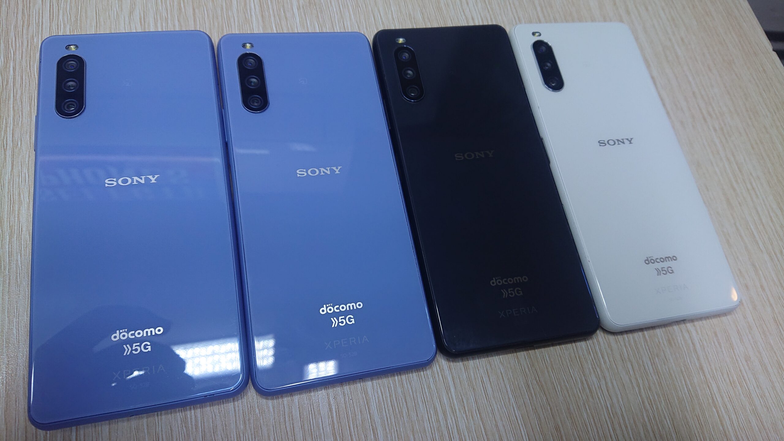 Sony Xperia 10 III montrant son écran OLED 6 pouces allumé avec des couleurs vives