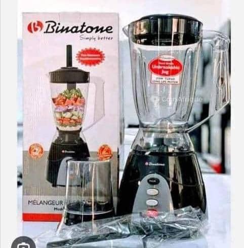 Détail des lames en acier inoxydable du mixeur Binatone BLG-452, montrant leur design à 4 branches