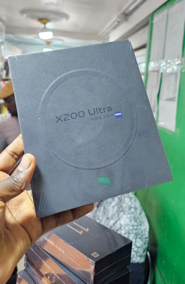 Vivo X200 Ultra avec ses accessoires : chargeur rapide 100W, câble et étui de protection