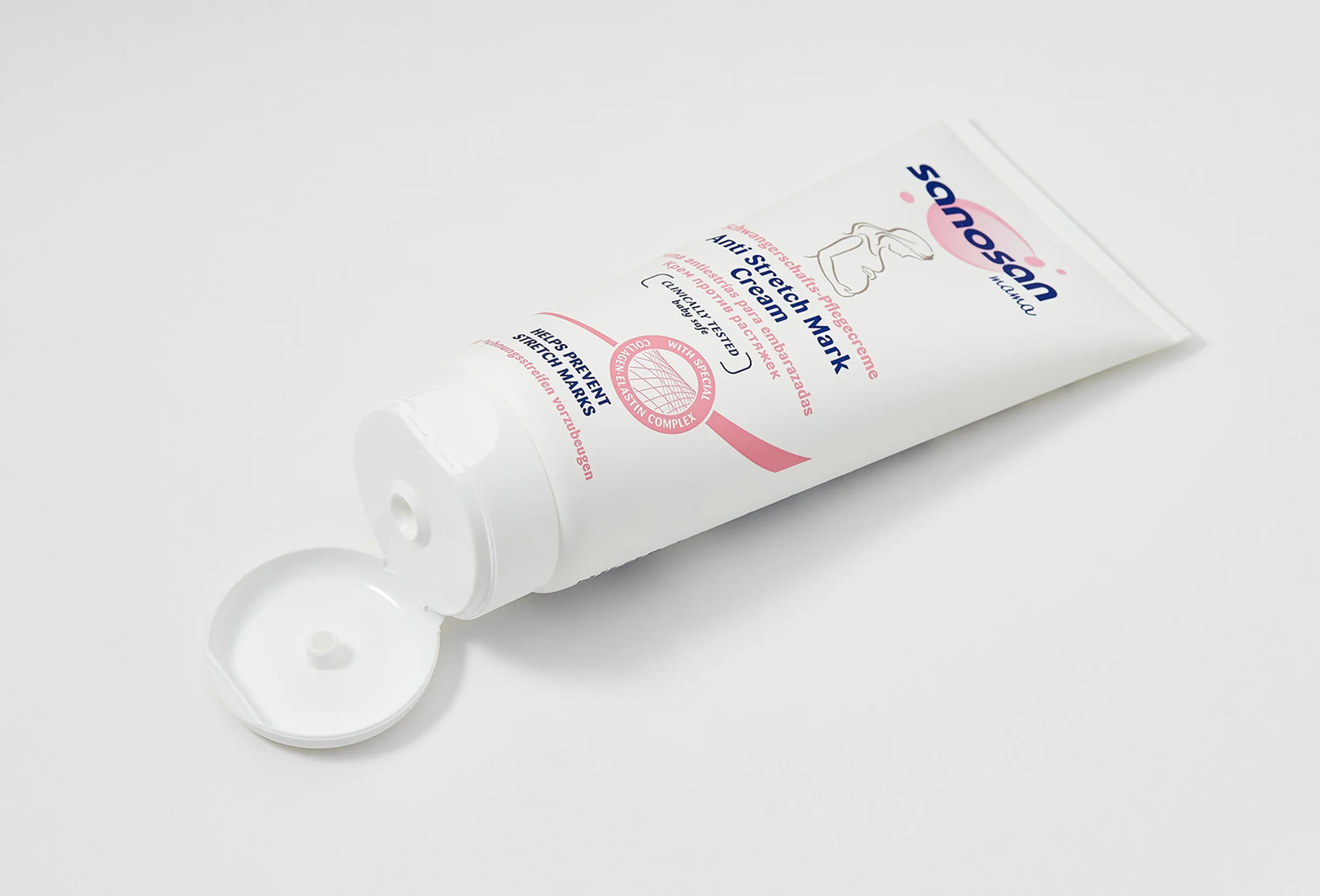 Boîte de la Crème Anti Vergetures Sanosan posée sur un tissu doux