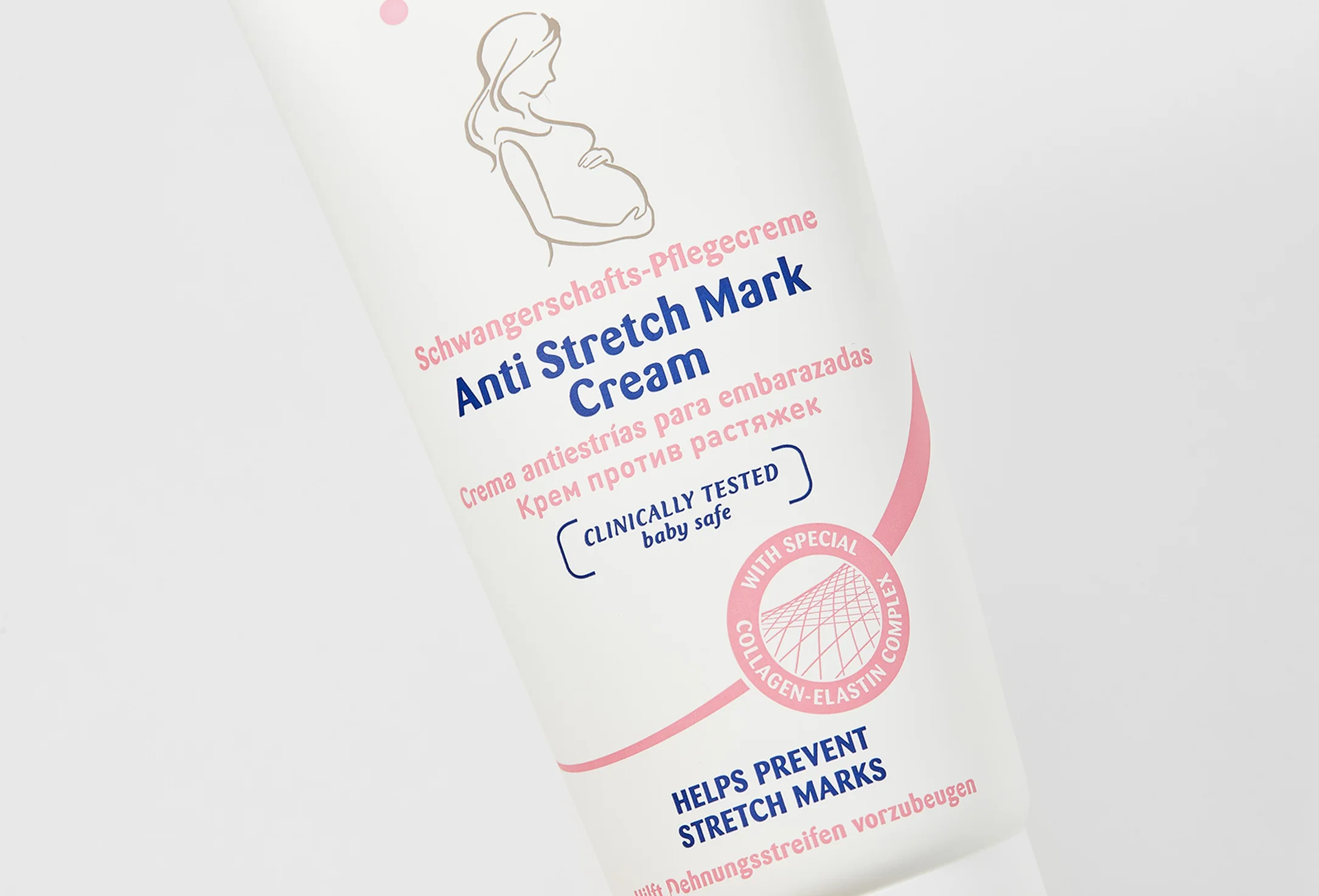 Application de la crème Sanosan sur le ventre pendant la grossesse