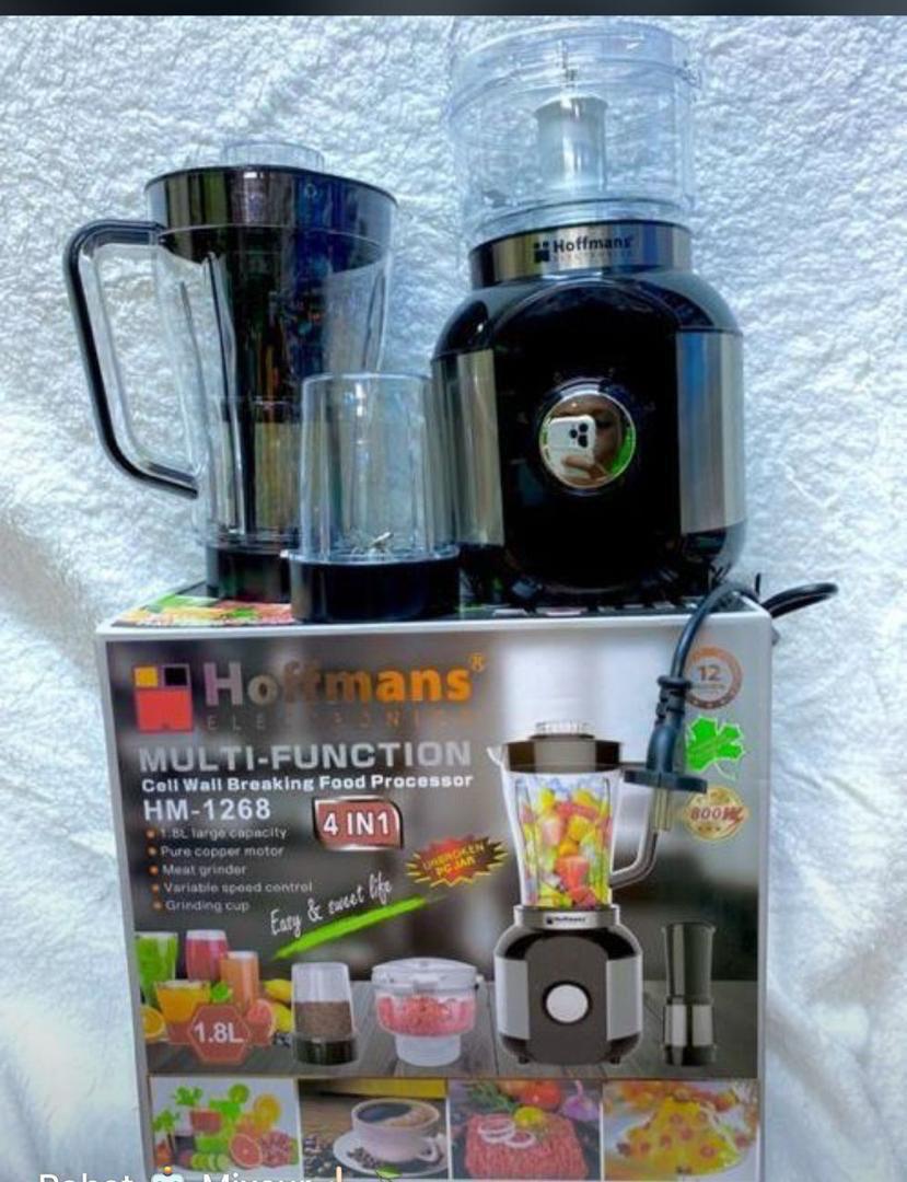 Accessoires du Robot Culinaire Hoffmans HM-1268 : bol, lame, fouet et disque à légumes