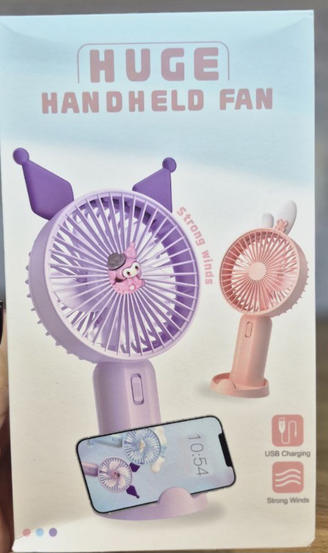 Ventilateur à main HUGE USB de couleur noire, montrant le câble de recharge USB et son design ergonomique antidérapant