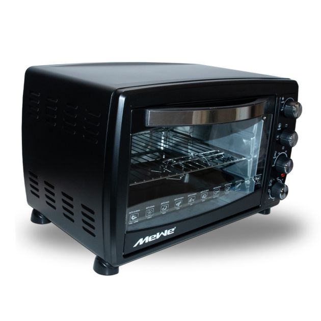 Intérieur spacieux du four MeWe 38L éclairé, avec la grille et le lèchefrite en place