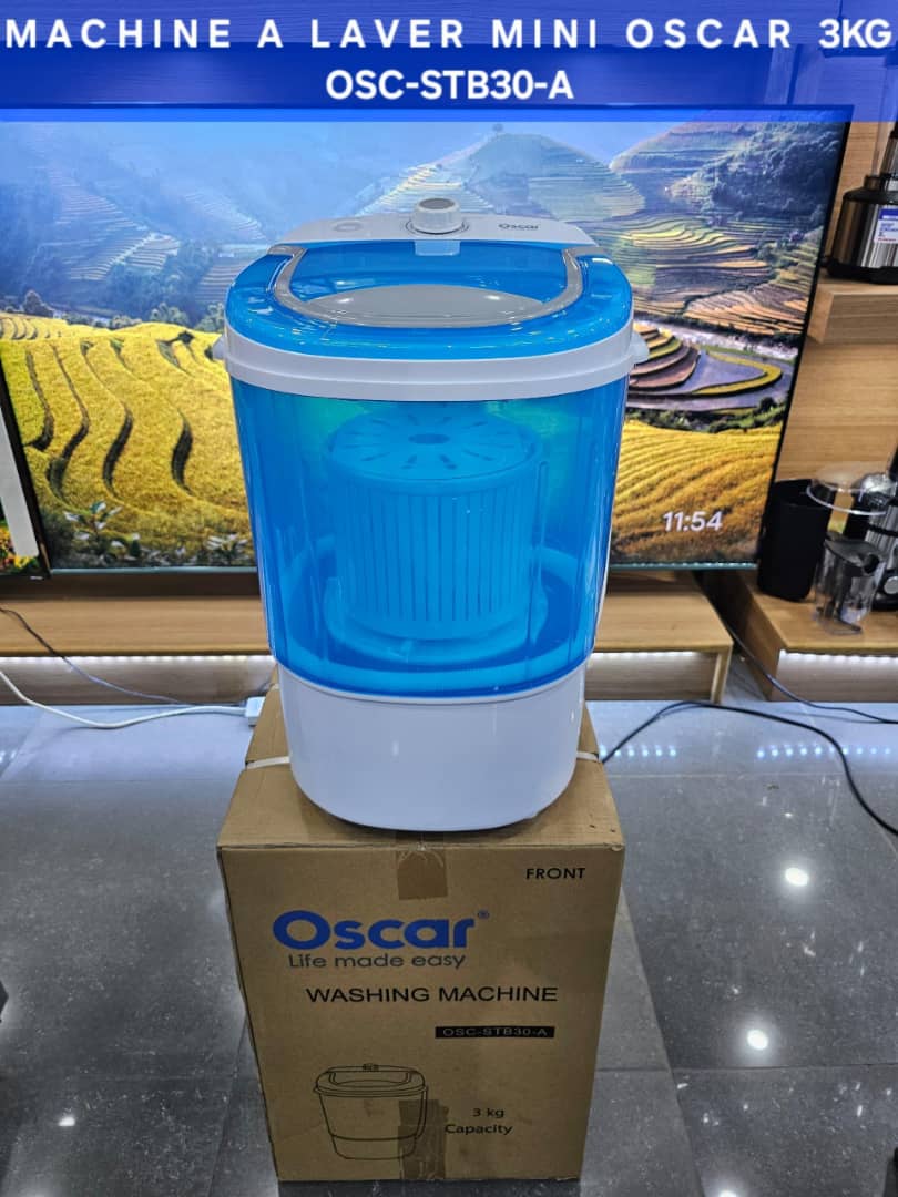 Mini Machine à Laver Oscar 3kg de couleur blanche, compacte et posée sur un sol carrelé