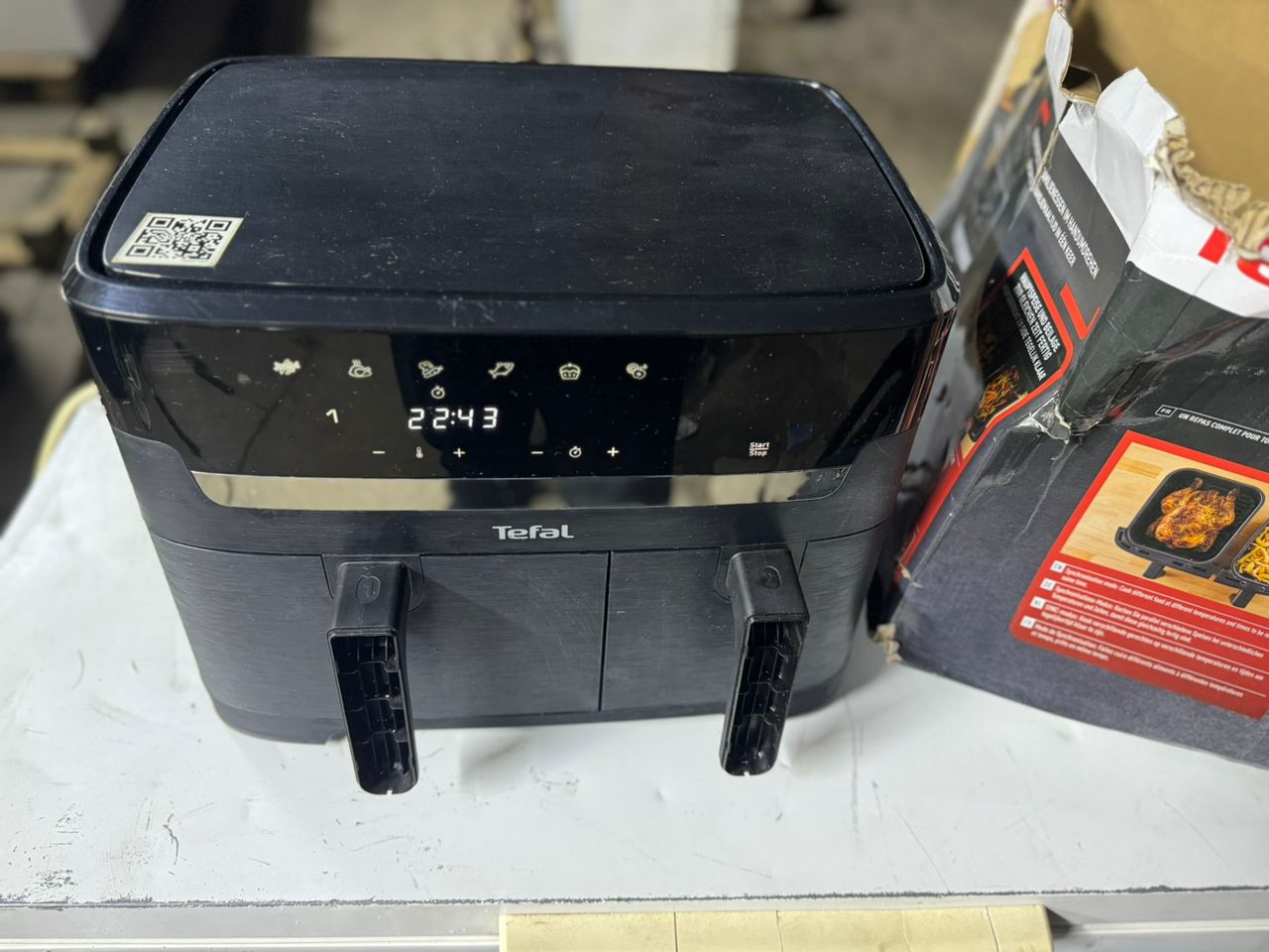 Air Fryer Tefal Double Bols 8.3L vu de face, montrant ses deux paniers indépendants et son écran digital