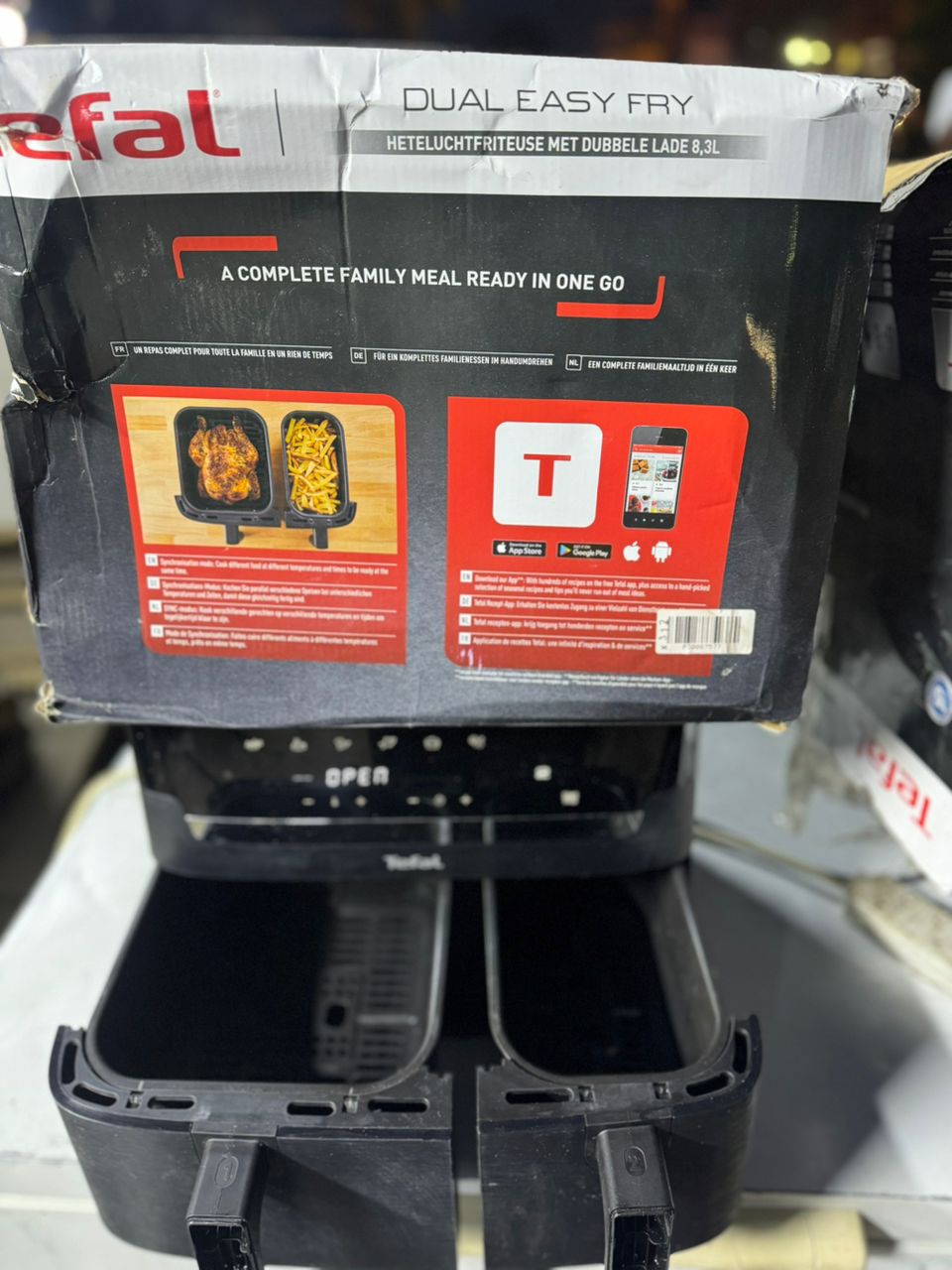 Vue rapprochée des deux paniers amovibles de l'Air Fryer Tefal, prêts à être remplis