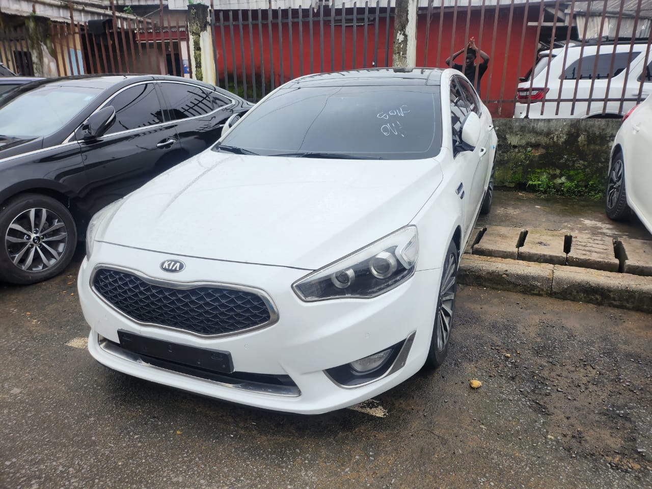 Habitacle luxueux de la Kia K7 2014 avec écran tactile et sellerie cuir