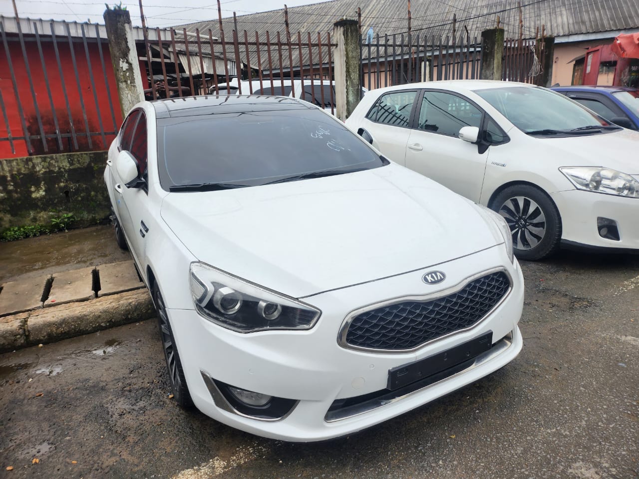 Kia K7 2014 vue de profil, lignes fluides et élégantes