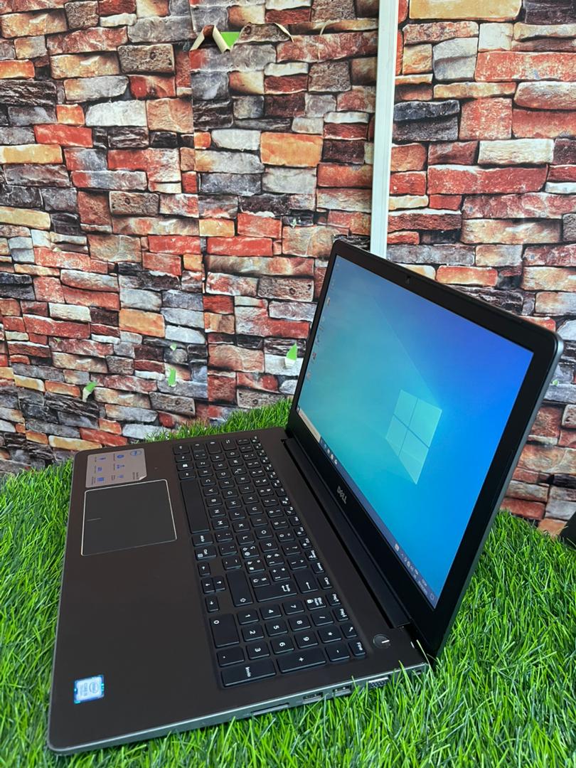 Écran du Dell Vostro 5568 allumé, montrant une interface Windows claire