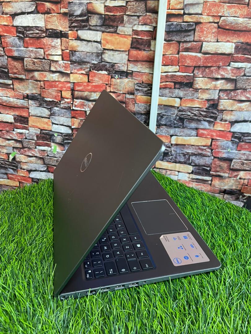 Vue latérale de l'ordinateur Dell Vostro 5568 montrant ses ports de connexion