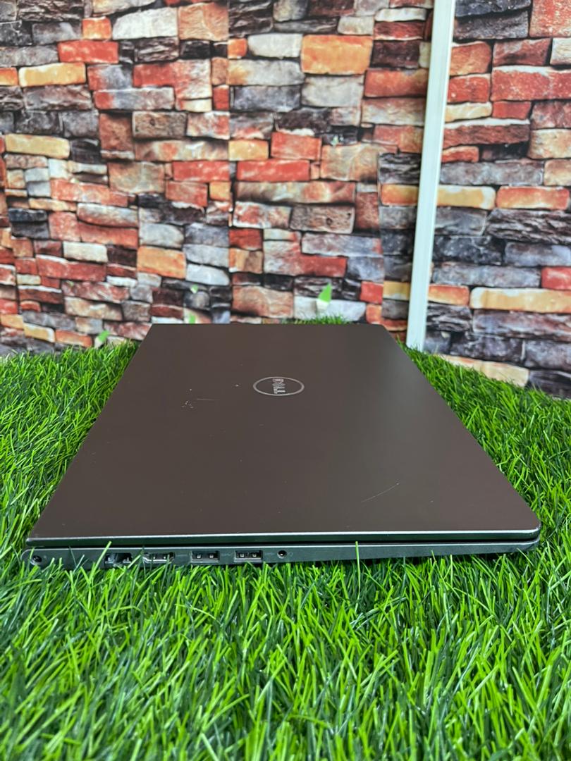 Ordinateur Dell Vostro 5568 fermé, vue de dessus montrant le logo Dell