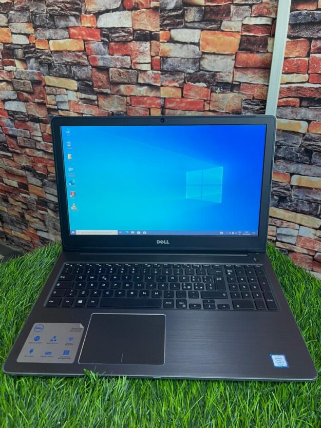 Ordinateur Portable Dell Vostro 5568 vu de face, design professionnel sobre