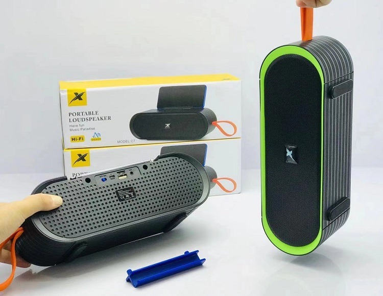 Enceinte Geenion de profil, montrant sa texture et sa conception ergonomique avec poignée