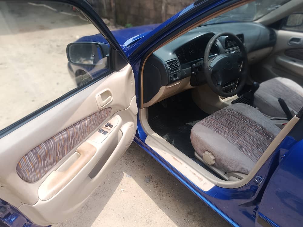 Tableau de bord et volant de la Toyota Corolla 110, vue conducteur