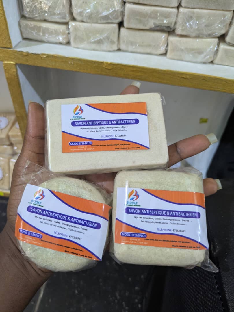 Détail du Savon Antiseptique BIODAF montrant sa texture et sa couleur naturelle