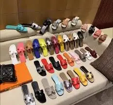 Sandales style Hermès Oran en cuir noir, vue de dessus montrant la bride en H caractéristique