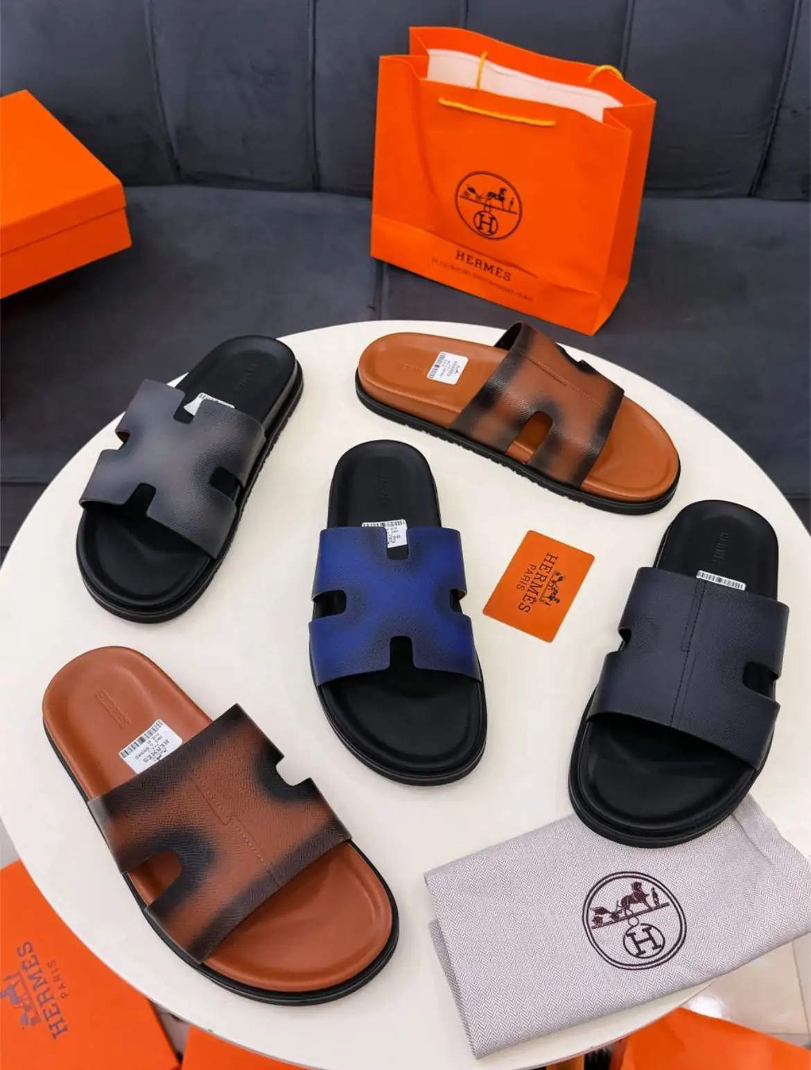 Sandales Homme Hermès Chypre en cuir marron, détail de la bride unique et de la semelle