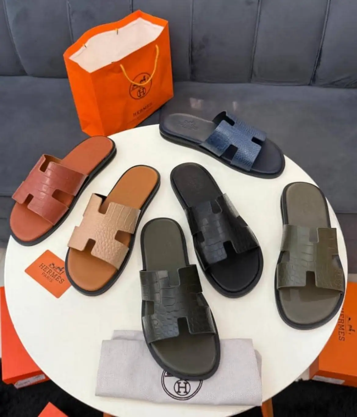 Sandales Homme Hermès en cuir noir, vue de profil mettant en valeur la couture et la forme