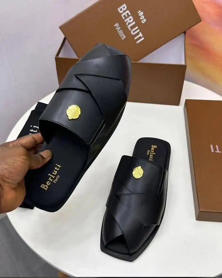 Sandales Berluti Paris sous un autre angle, mettant en valeur la texture du cuir et l'élégance globale