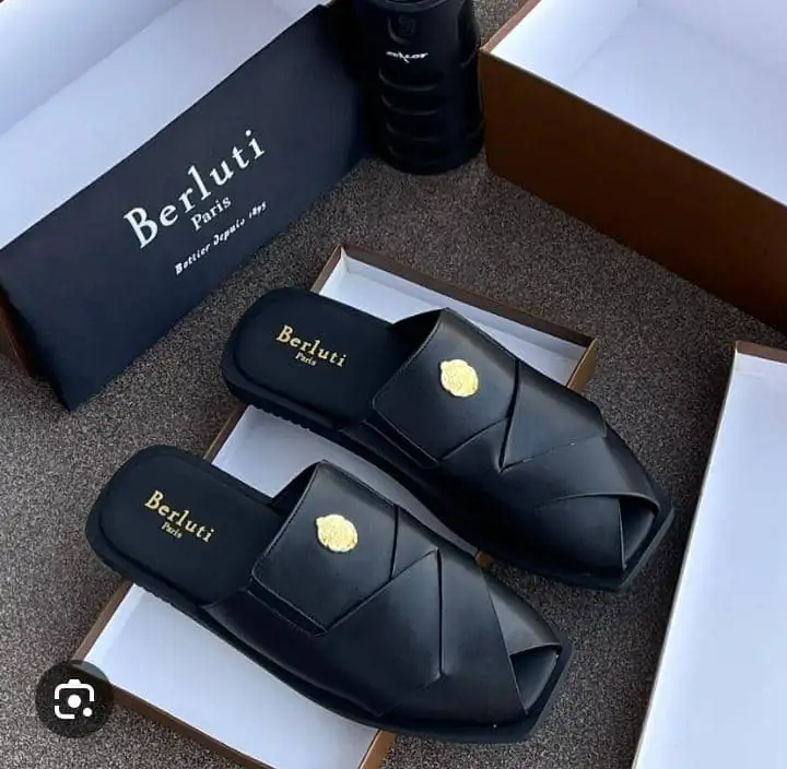 Sandales Berluti de profil, détaillant la semelle et l'élégante courbure des lanières en cuir