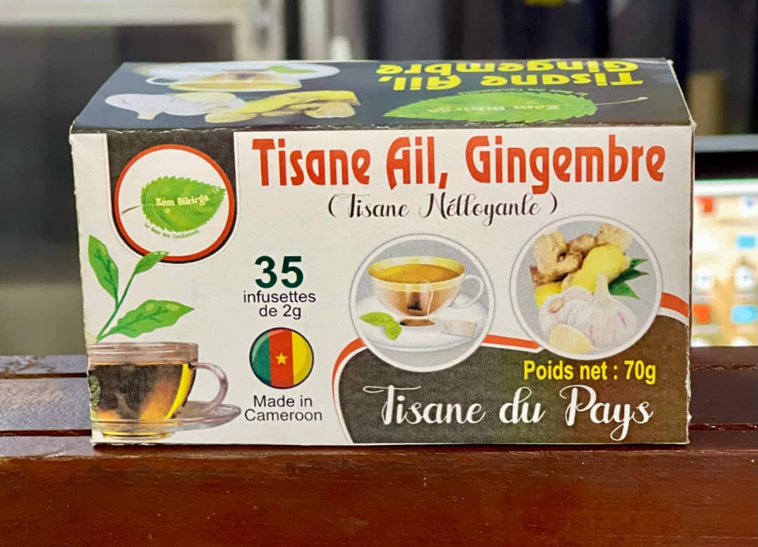 Préparation de la Tisane Ail Gingembre Détox Immunité dans une tasse