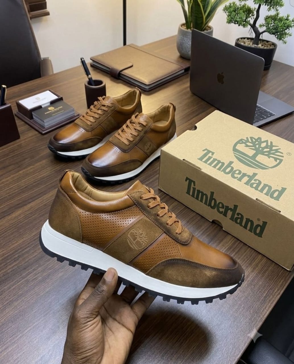 Produit d’entretien pour cuir à côté de Timberland Original Bottines