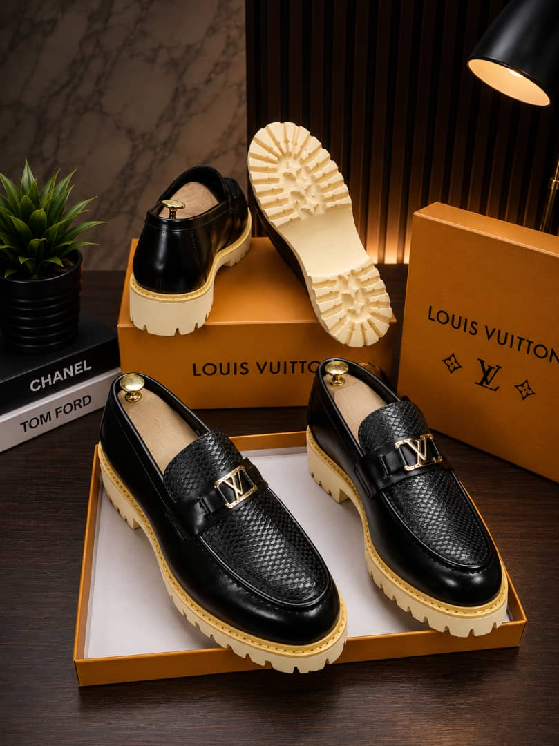 Derby Versace cuir verni noir porté avec un pantalon habillé, vue de côté