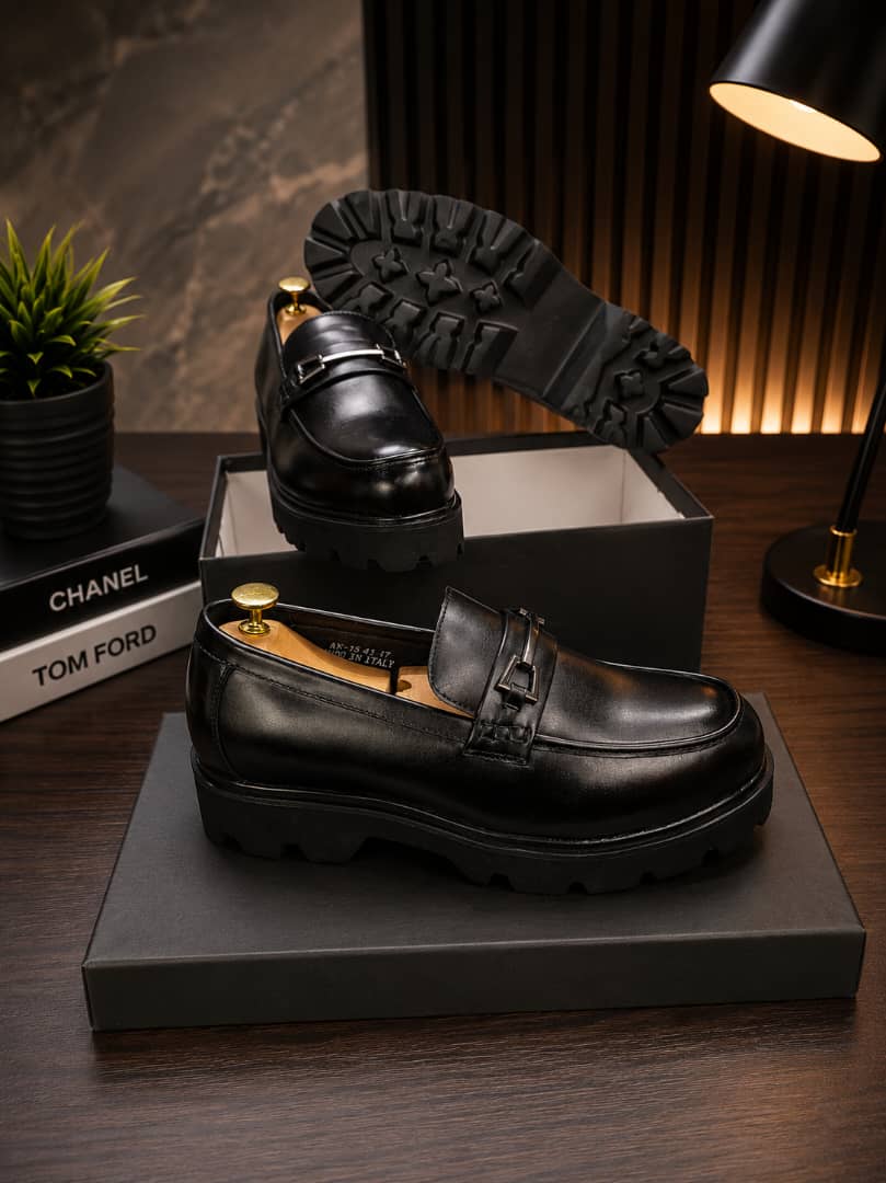 Derby Versace cuir verni noir sur fond blanc, vue de dessus