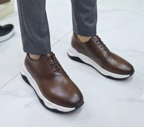 Détail du cuir patiné et des finitions de la Berluti Eto’o Original