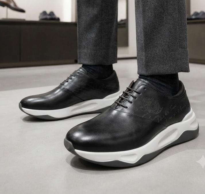 Berluti Eto’o Original portée avec un pantalon habillé, style bureau chic