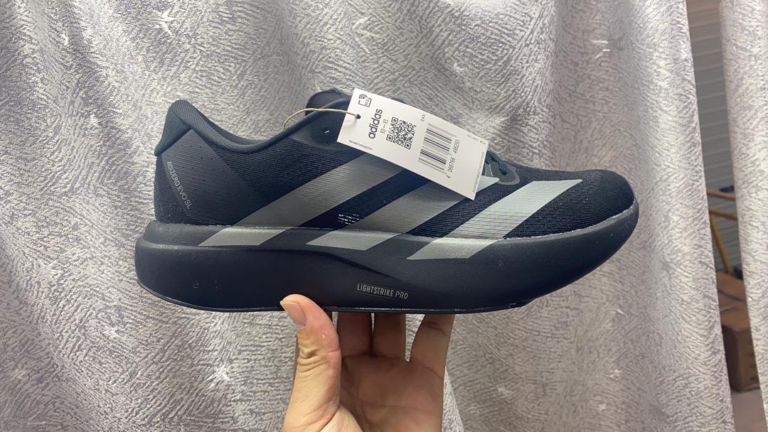 Vue de dessus des Adidas Original Sneakers montrant les lacets et la forme élégante