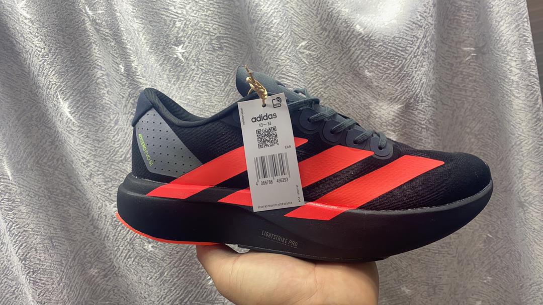 Vue de face des Adidas Original Sneakers mettant en avant la semelle et le design avant