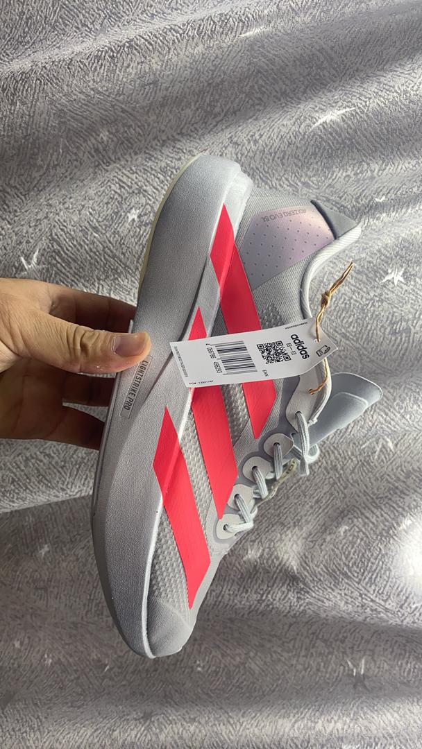 Vue arrière des Adidas Original Sneakers montrant le logo et le contrefort du talon