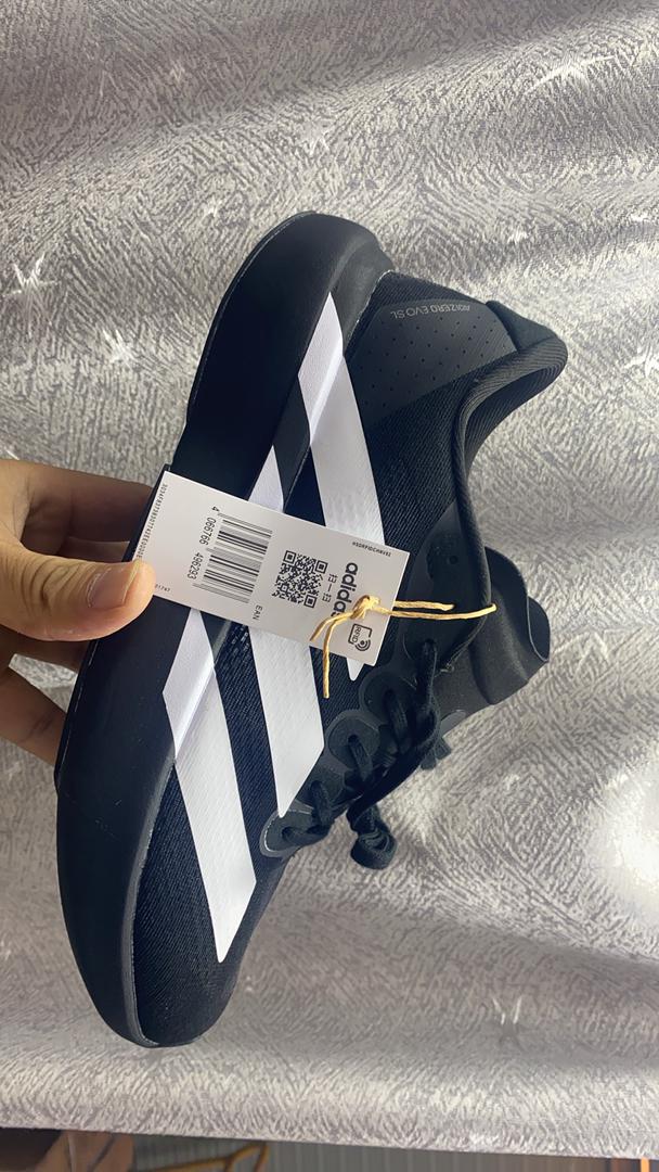Vue latérale des Adidas Original Sneakers montrant la semelle crantée et le design global