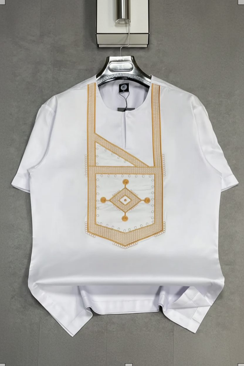 Détail de la broderie dorée artisanale sur la chemise Afritudes blanche