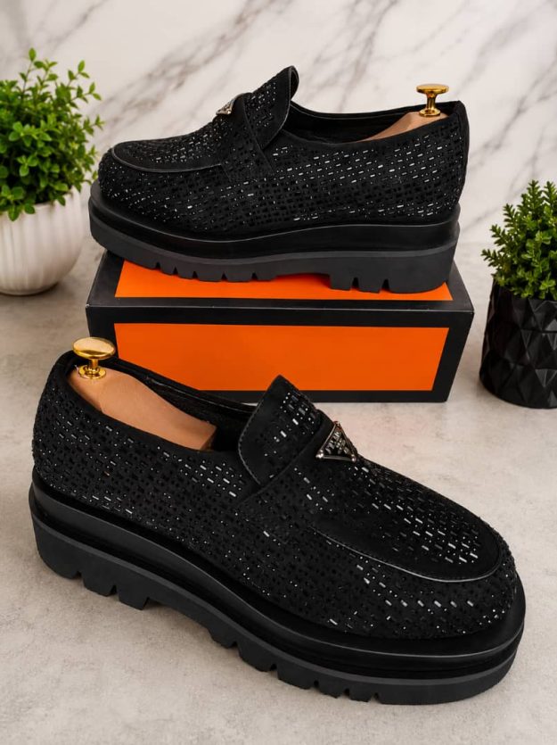 Collection de chaussures homme originales grandes pointures 40 à 47 multi marques présentée sur un fond élégant