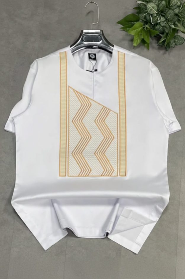 Chemise Afritudes blanche broderie dorée premium 100% coton portée par un mannequin