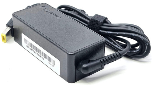 Chargeur Lenovo 45W Slim Tip branché sur une prise électrique
