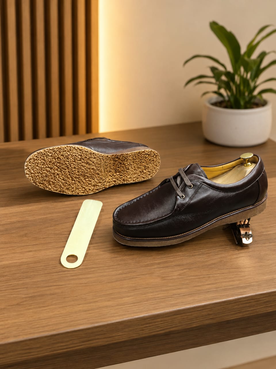 Paire de Oxford Derby en cuir noir vue de dessus avec chausse-pied
