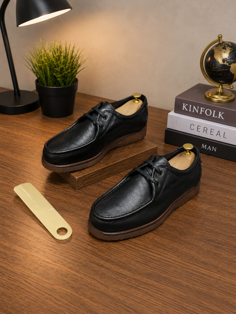 Détail du laçage et de la finition en cuir noir des Oxford Derby