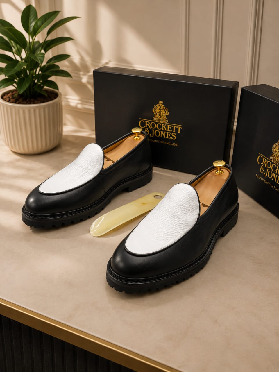 Détail du mocassin spectator bicolore marron et crème