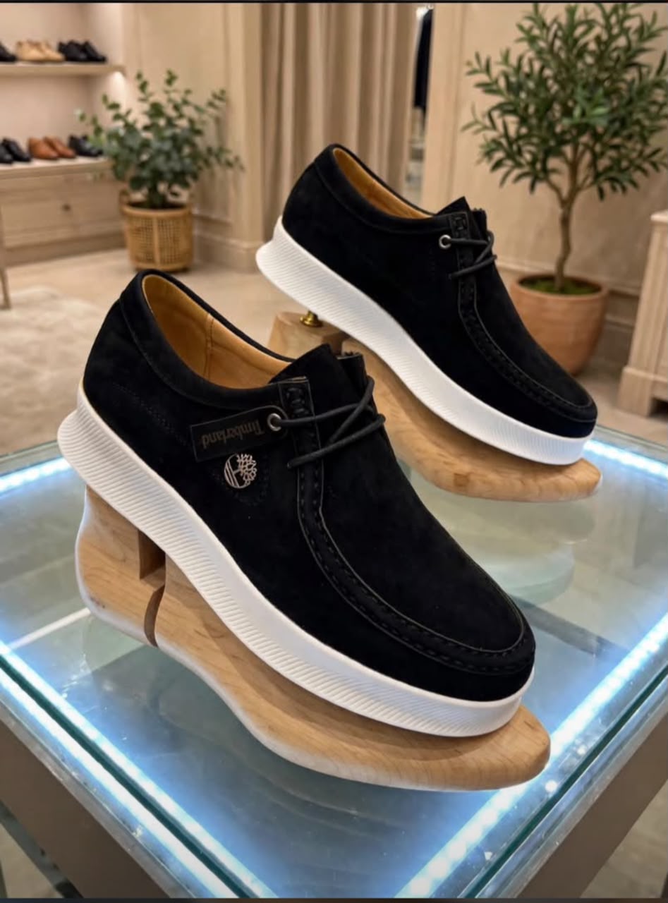 Timberland Mocassins Suédine Marron Semelle Blanche portés avec un jean