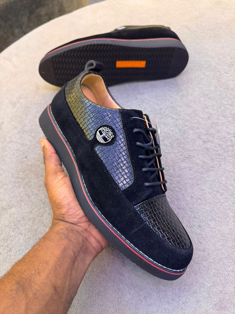 Détail du cuir verni dégradé brillant des chaussures Timberland homme