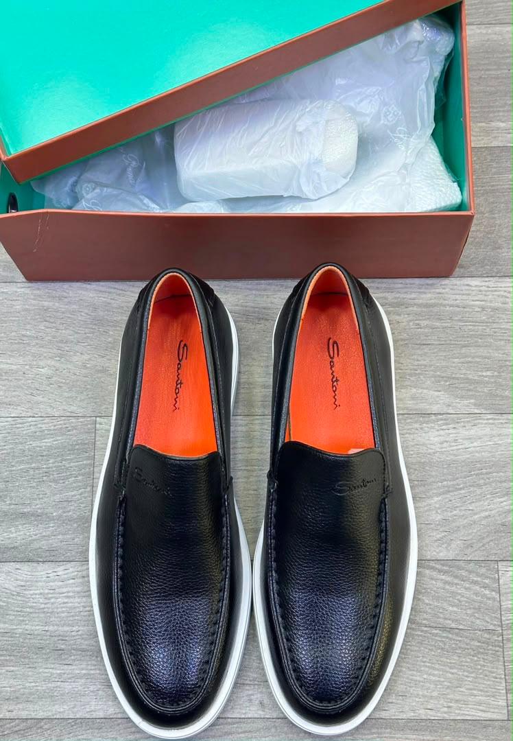 Détail du cuir italien des chaussures Santoni Original pour homme